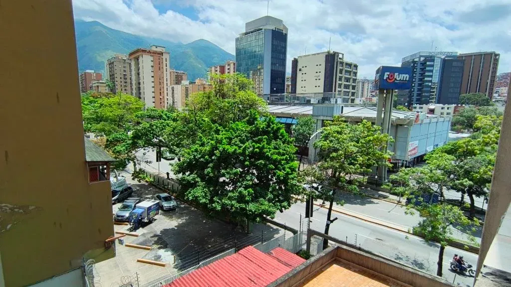 Venta de apartamento remodelado en La Urbina - 16