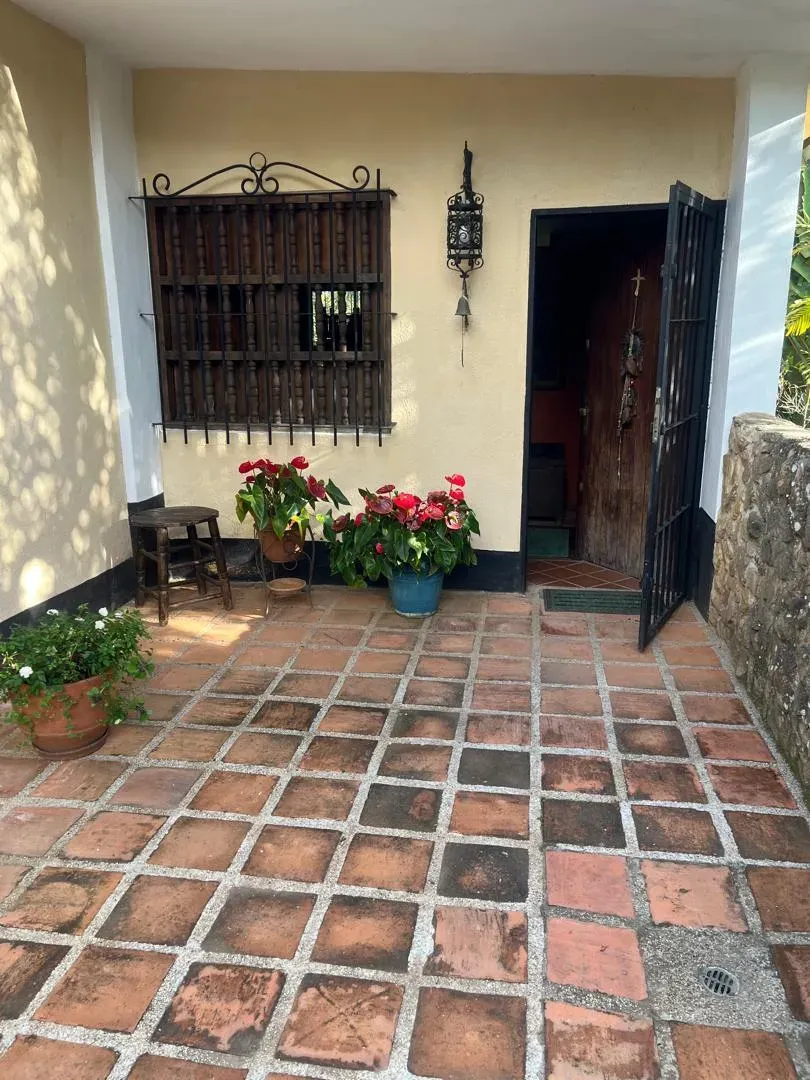 Casa familiar con amplitud y espacios independientes en El Hatillo - 54121381948 - 2