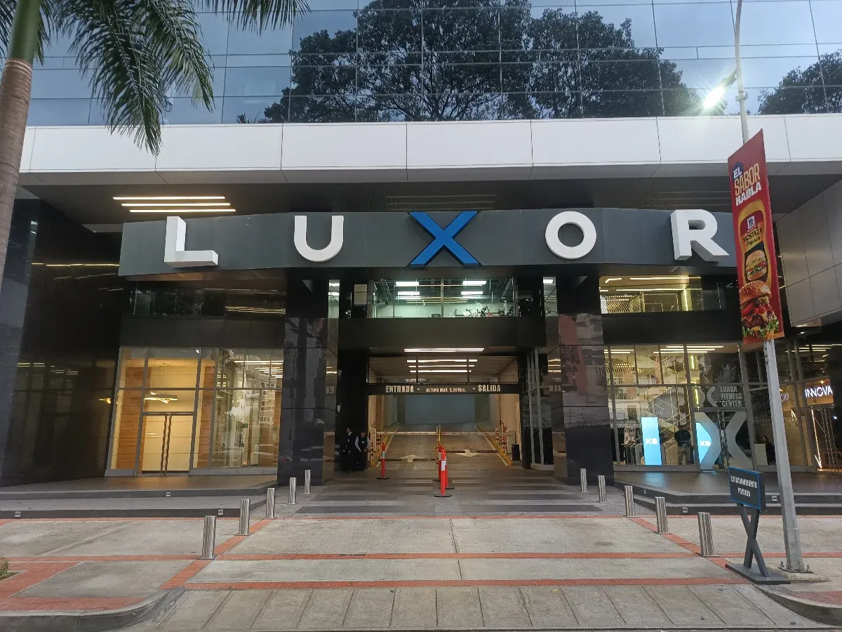 FOR SALE Ft2 1,894 BRAND NEW OFFICE LUXOR TOWER LAS MERCEDES/EN VENTA 176 m2 OFIC., NEW TORRE LUXOR - 2