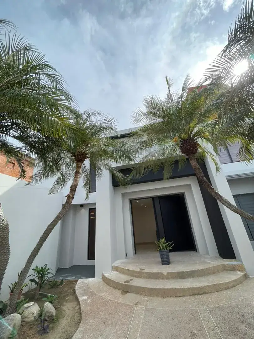 VENDO HERMOSA CASA EN URB LA ESTRELLA CON AMPLIOS Y MODERNOS ESPACIOS CON PISOS DE MARMOL