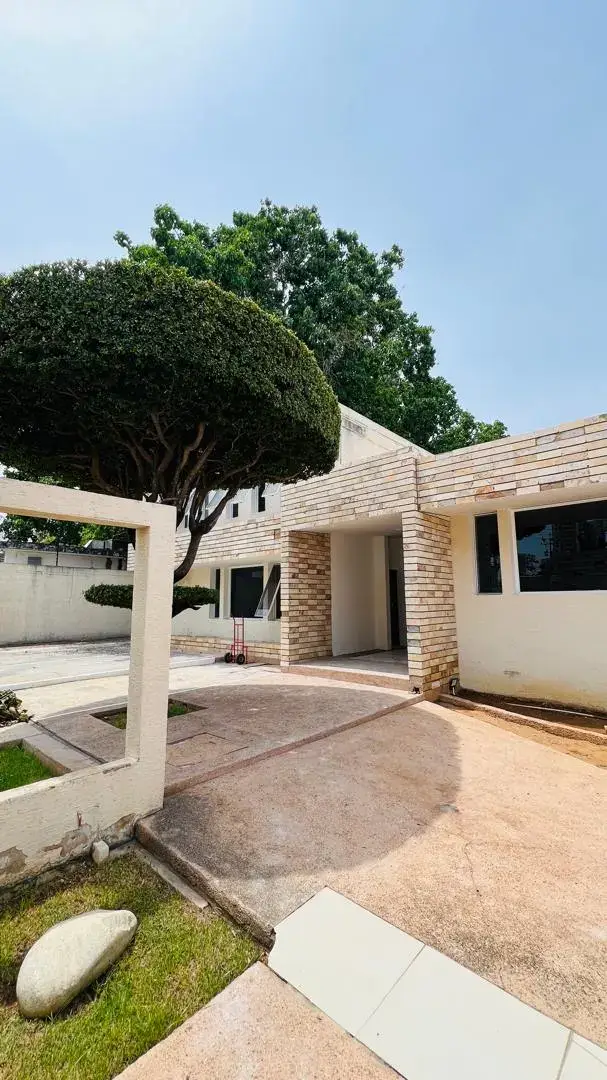 VENDO TOWNHOUSE EN GRIS EN VILLA ASSISI URB CREOLE
