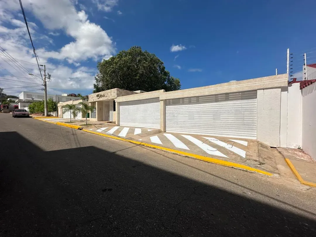 VENDO TOWNHOUSE EN GRIS EN VILLA ASSISI URB CREOLE - 2