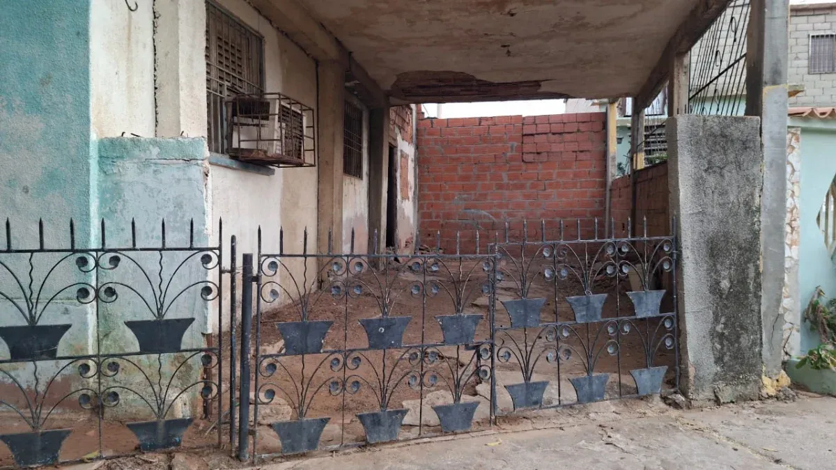VENDO CASA PARA RESTAURAR EN URB URDANETA SECTOR SABANETA - 17