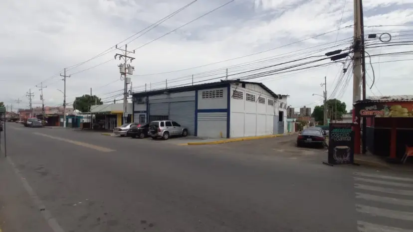 VENDO GALPON DE 2 NIVELES BARRIO 5 DE JULIO CORREDOR VIAL CECILIO ACOSTA SIN MAQUINARIAS