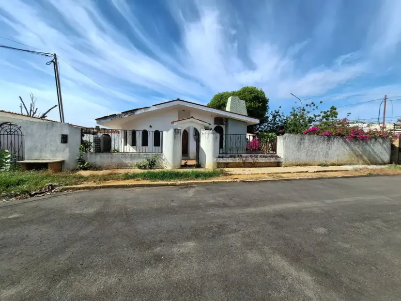 VENDO CASA PARA ACTUALIZAR EN URB LA CALIFORNIA AMPLIA DE 2 NIVELES CALLE CERRADA