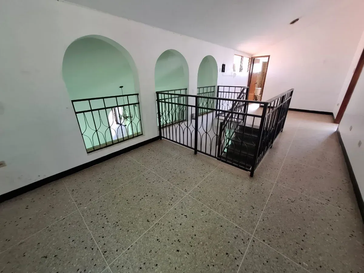 VENDO CASA PARA ACTUALIZAR EN URB LA CALIFORNIA AMPLIA DE 2 NIVELES CALLE CERRADA - 2