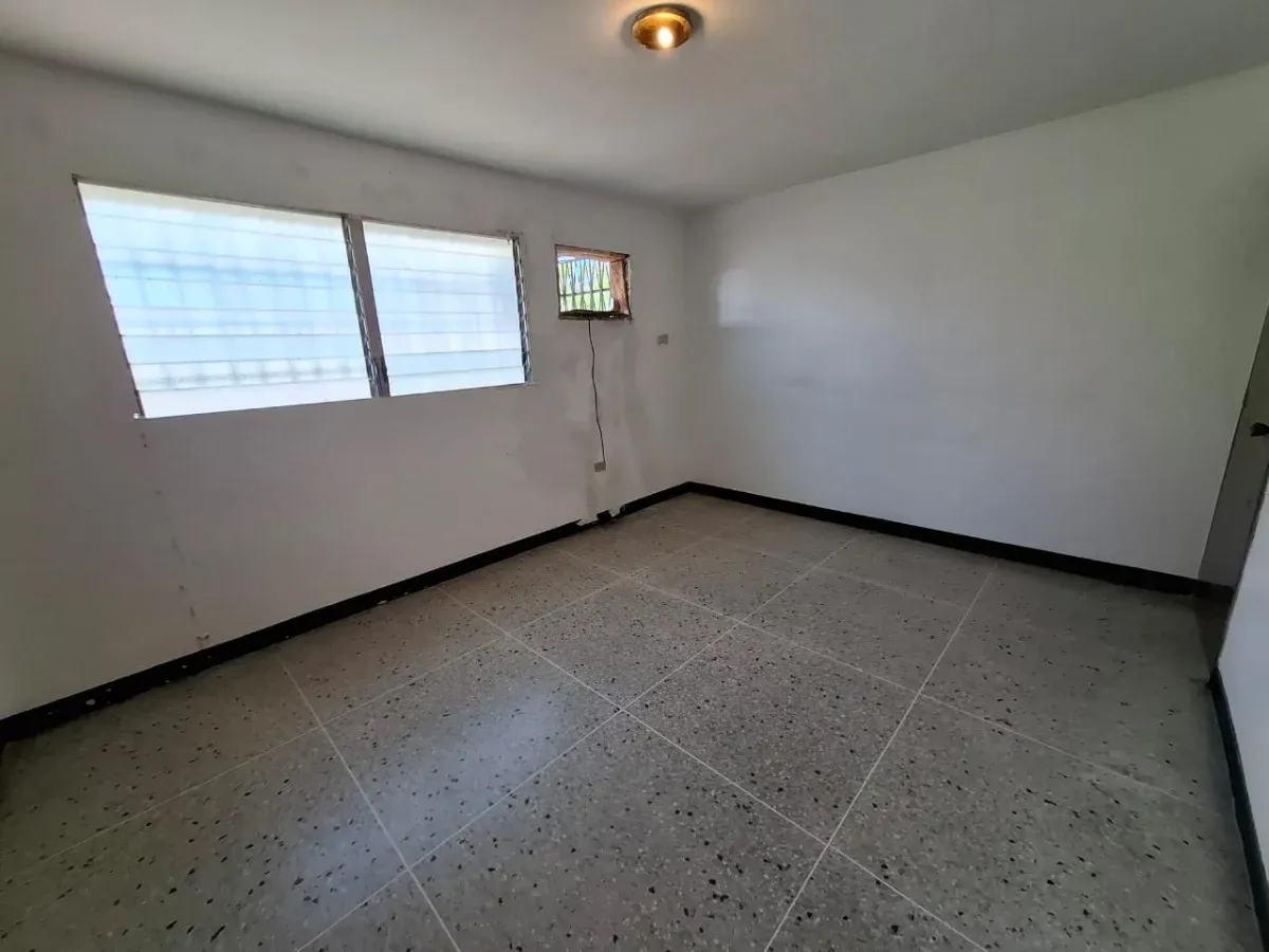 VENDO CASA PARA ACTUALIZAR EN URB LA CALIFORNIA AMPLIA DE 2 NIVELES CALLE CERRADA - 6
