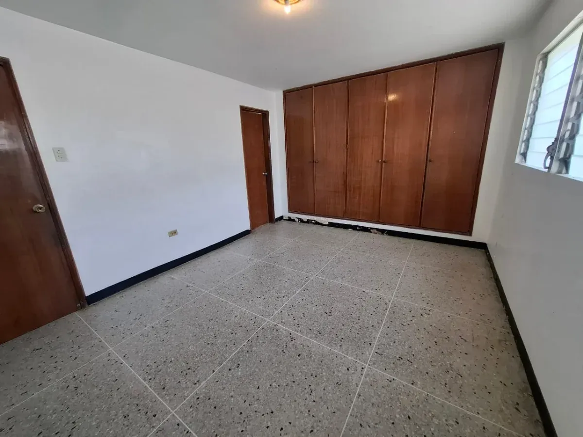 VENDO CASA PARA ACTUALIZAR EN URB LA CALIFORNIA AMPLIA DE 2 NIVELES CALLE CERRADA - 7