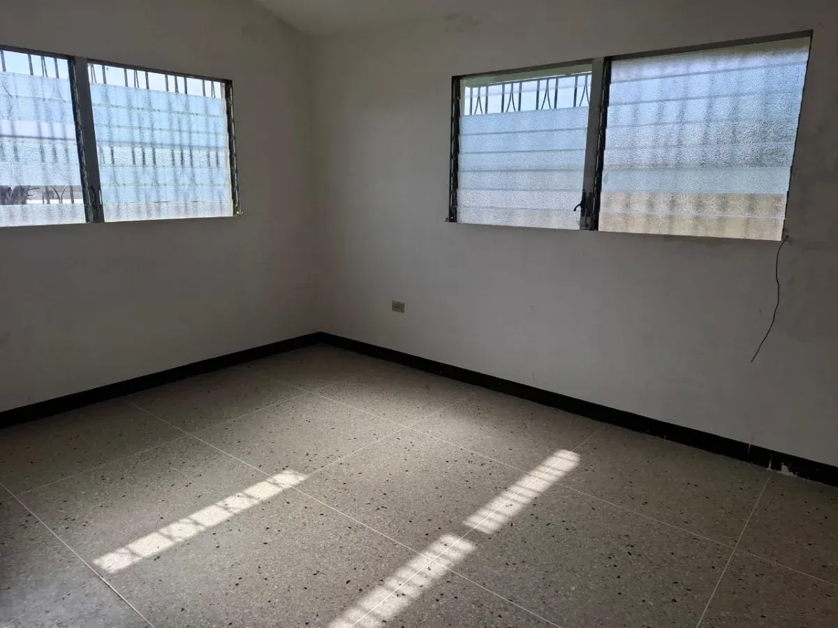 VENDO CASA PARA ACTUALIZAR EN URB LA CALIFORNIA AMPLIA DE 2 NIVELES CALLE CERRADA - 10