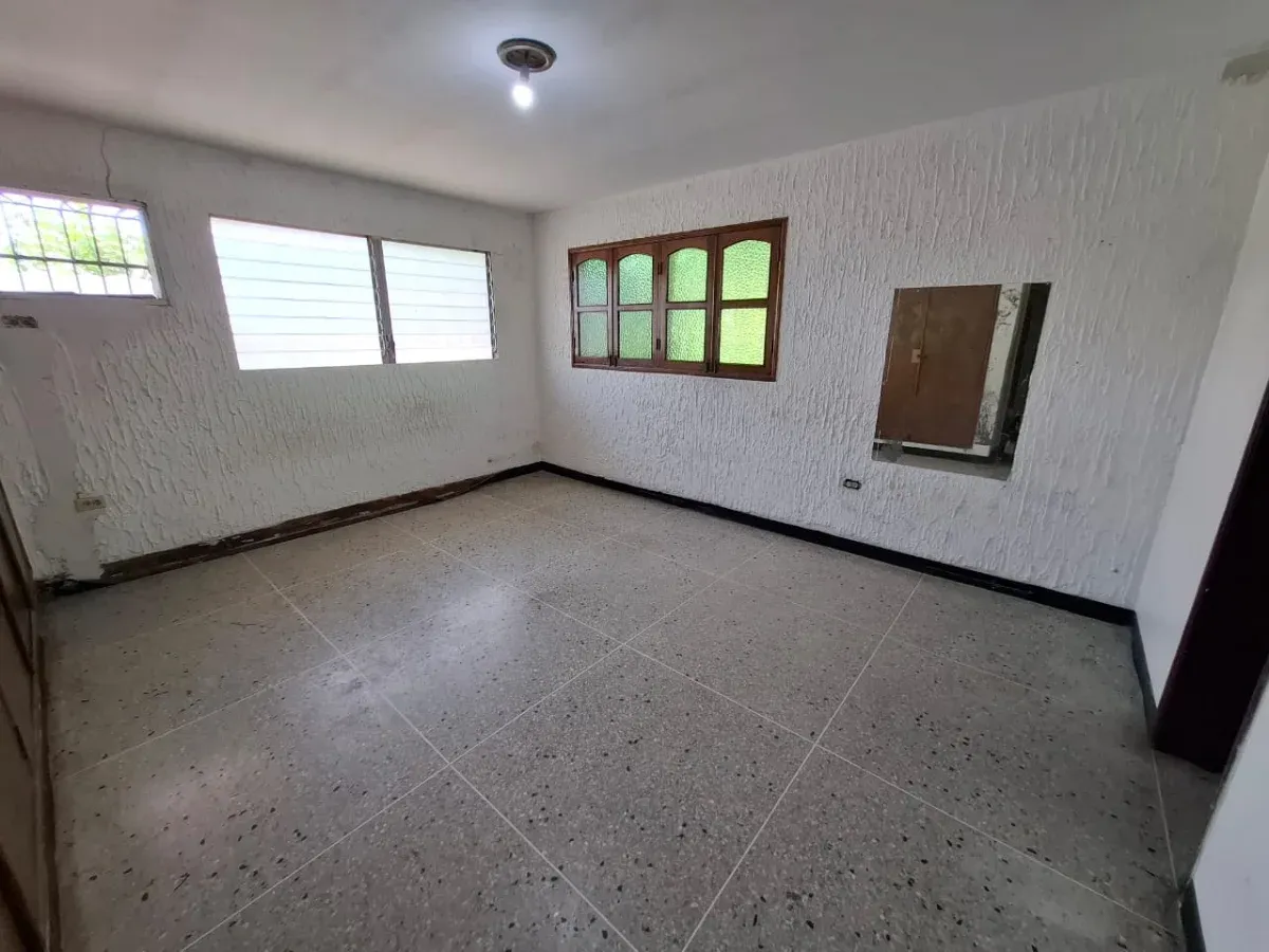 VENDO CASA PARA ACTUALIZAR EN URB LA CALIFORNIA AMPLIA DE 2 NIVELES CALLE CERRADA - 13