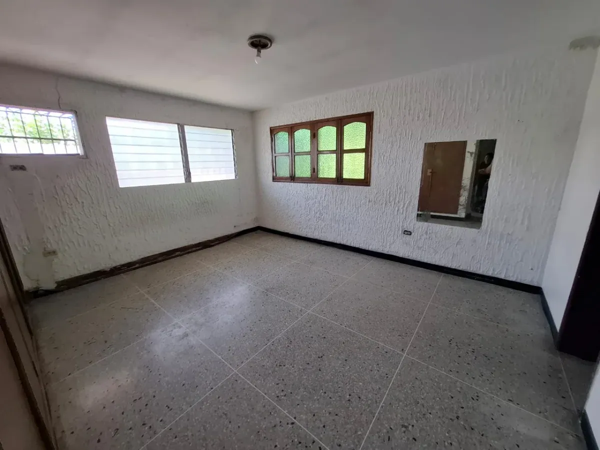 VENDO CASA PARA ACTUALIZAR EN URB LA CALIFORNIA AMPLIA DE 2 NIVELES CALLE CERRADA - 17
