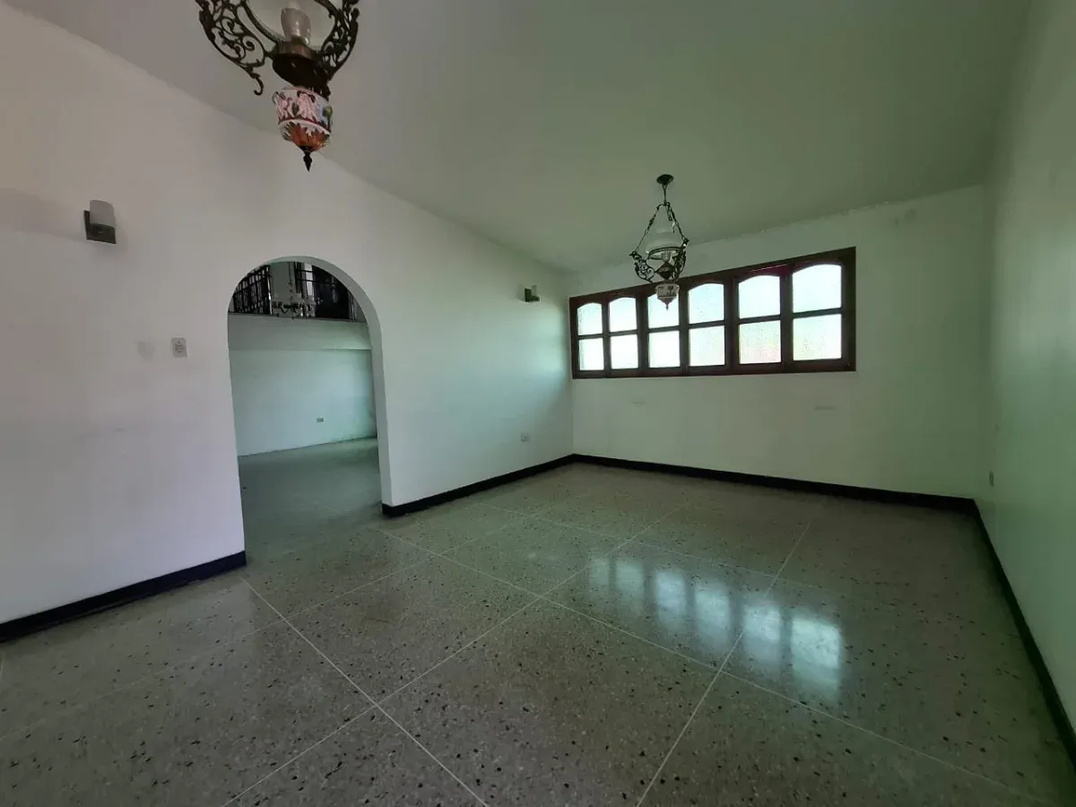 VENDO CASA PARA ACTUALIZAR EN URB LA CALIFORNIA AMPLIA DE 2 NIVELES CALLE CERRADA - 18