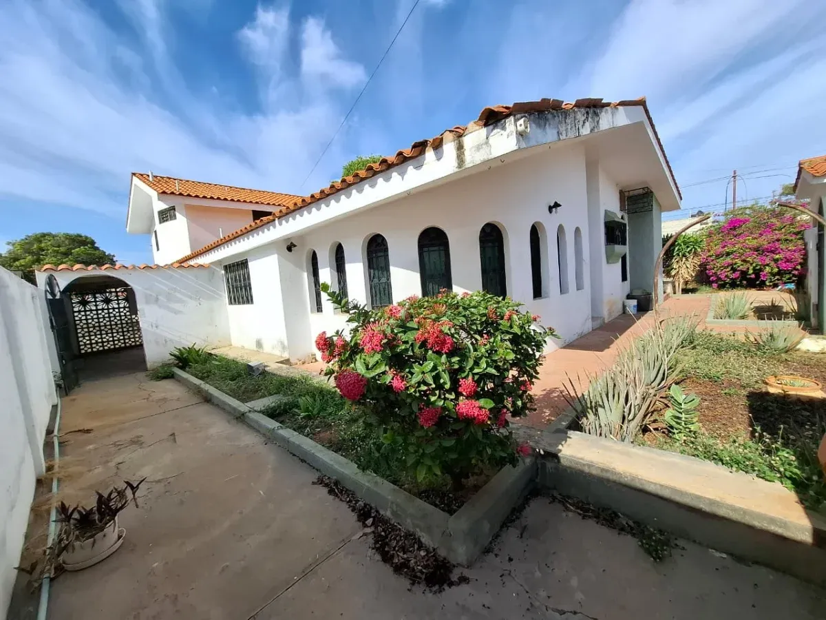 VENDO CASA PARA ACTUALIZAR EN URB LA CALIFORNIA AMPLIA DE 2 NIVELES CALLE CERRADA - 20