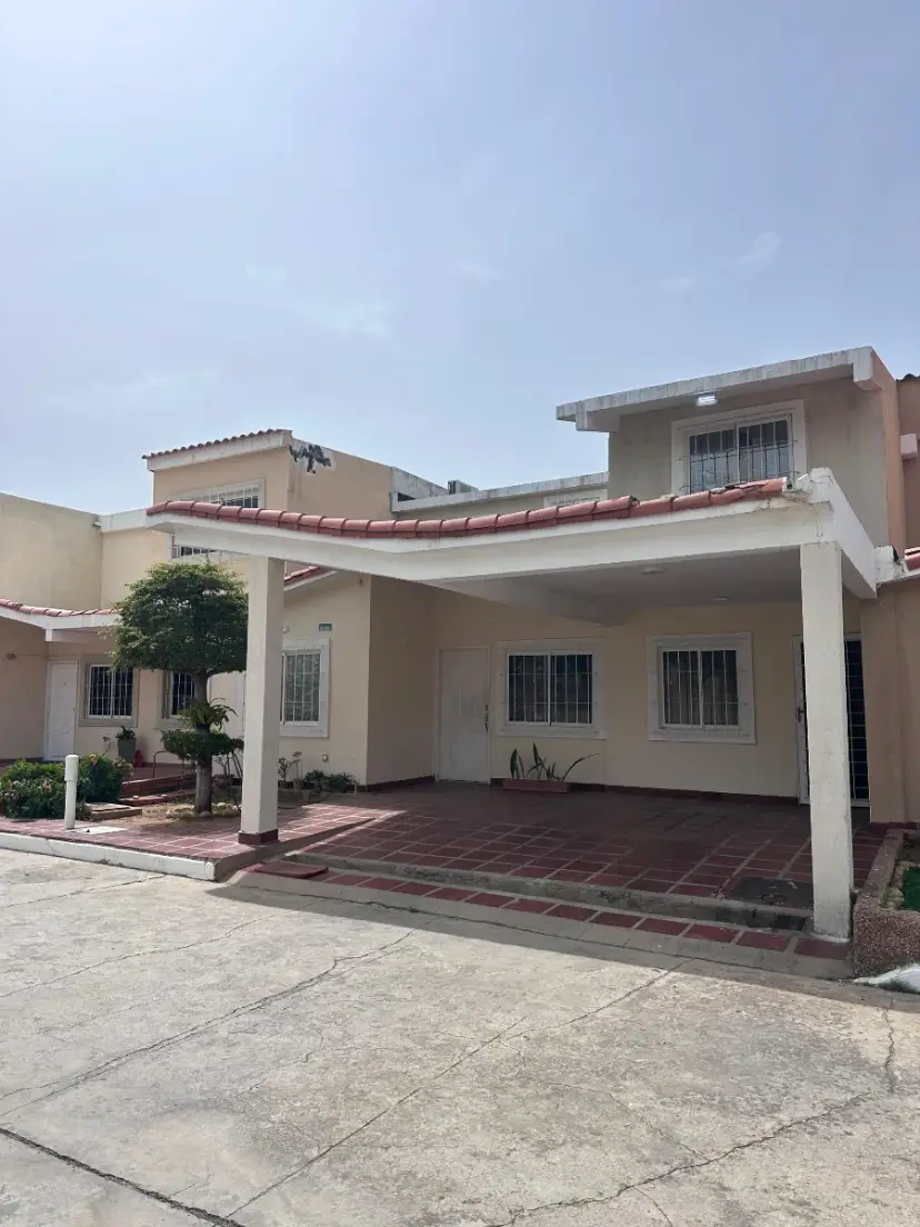 VENDO HERMOSA CASA EN CAMINOS DEL DORAL DE 2 NIVELES 