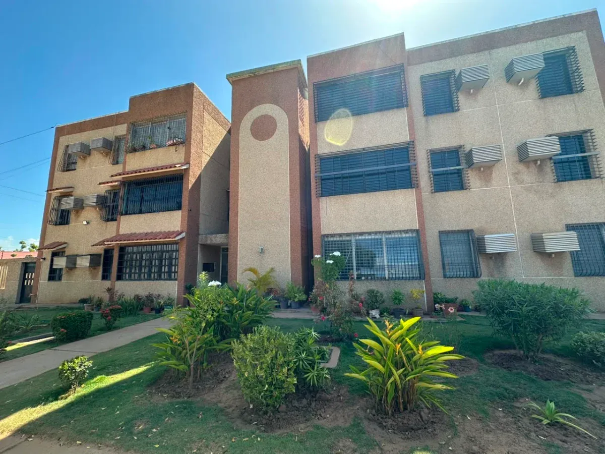 ALQUILER APARTAMENTO RESIDENCIA CUMBRES DE MARACAIBO SECTOR AMPARO SEMI AMOBLADO 