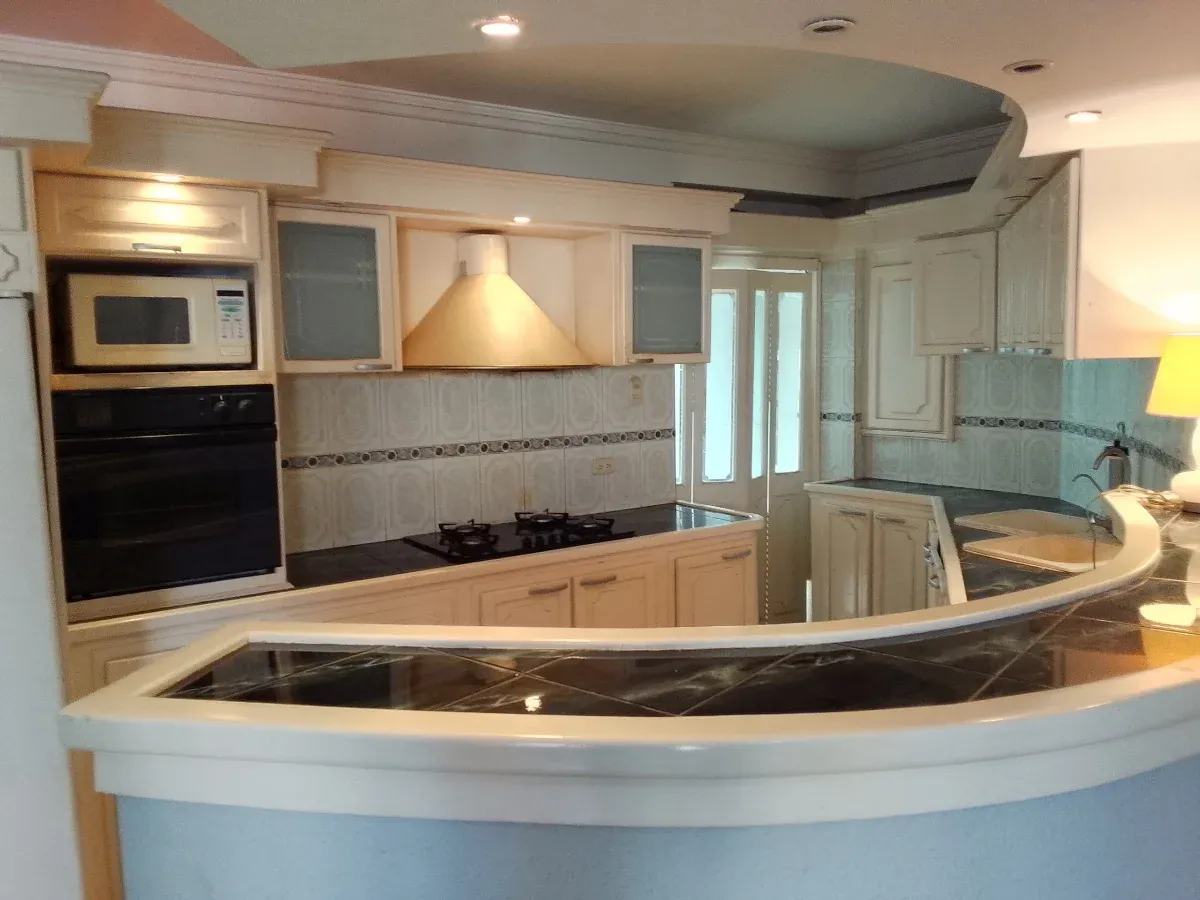 VENDO APARTAMENTO PARA ACTUALIZAR - EXCELENTE UBICACION EN RESD. MARIA VICTORIA EN AV. 8 SANTA RITA 