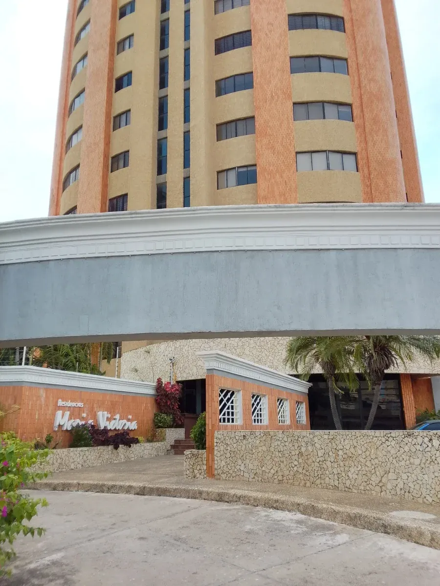 VENDO APARTAMENTO PARA ACTUALIZAR - EXCELENTE UBICACION EN RESD. MARIA VICTORIA EN AV. 8 SANTA RITA  - 2