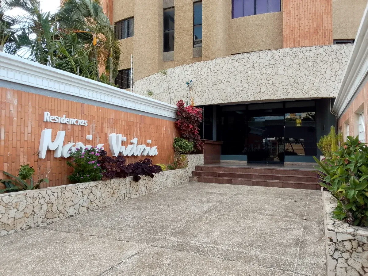 VENDO APARTAMENTO PARA ACTUALIZAR - EXCELENTE UBICACION EN RESD. MARIA VICTORIA EN AV. 8 SANTA RITA  - 4