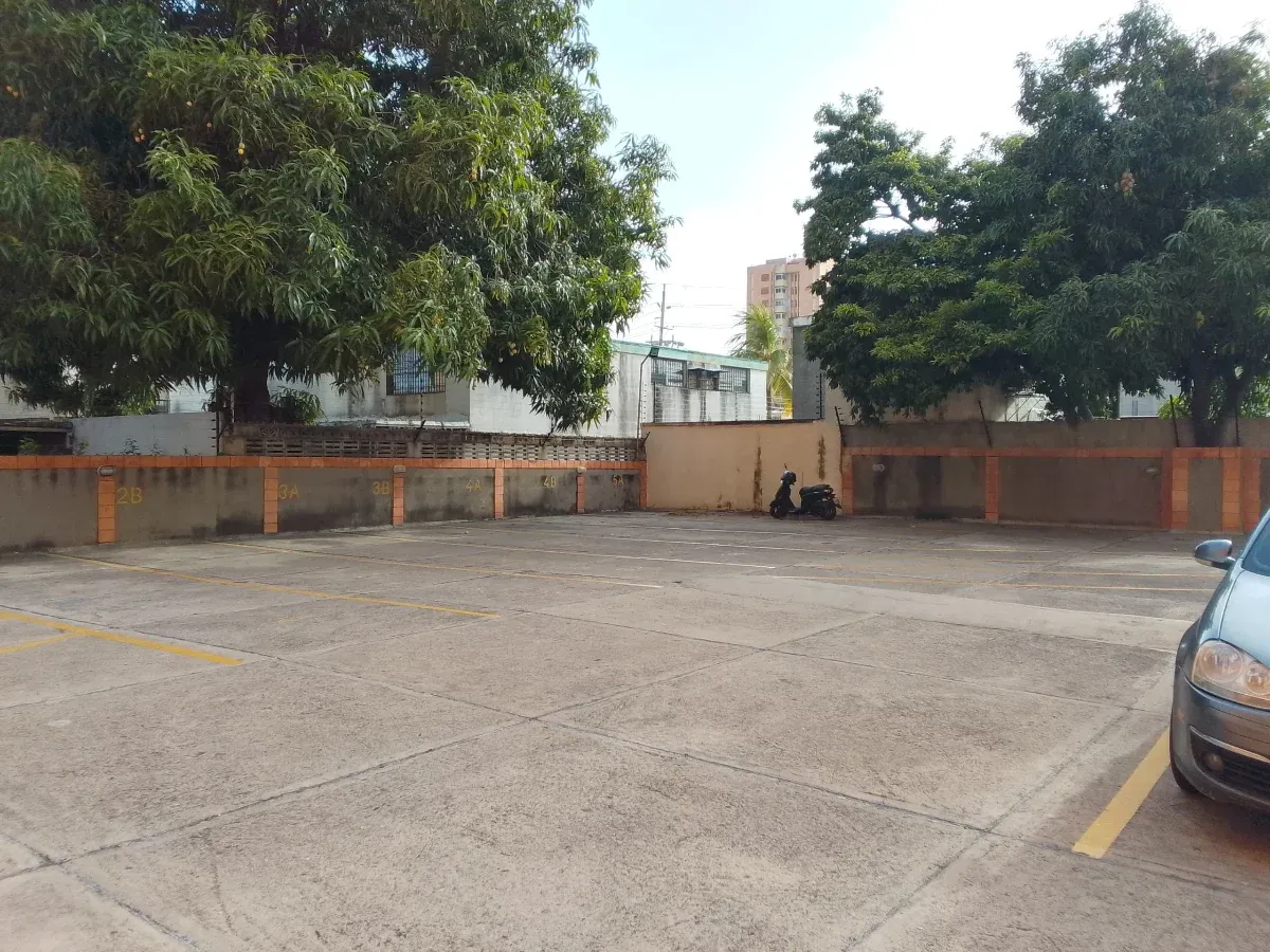 VENDO APARTAMENTO PARA ACTUALIZAR - EXCELENTE UBICACION EN RESD. MARIA VICTORIA EN AV. 8 SANTA RITA  - 10
