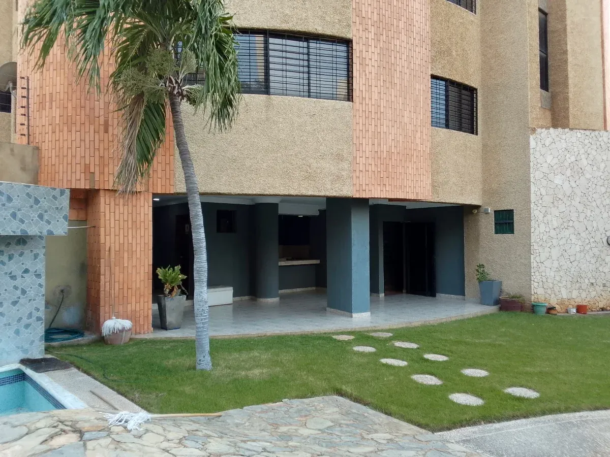 VENDO APARTAMENTO PARA ACTUALIZAR - EXCELENTE UBICACION EN RESD. MARIA VICTORIA EN AV. 8 SANTA RITA  - 19