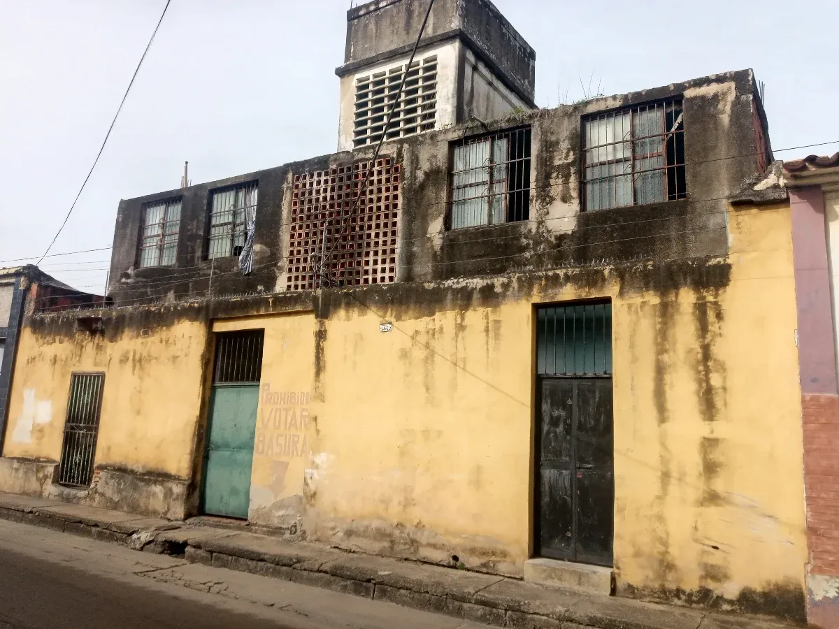 Vendo edificio de dos pisos con 34 habitaciones tipo hotel todas con baño para restaurar  - 3