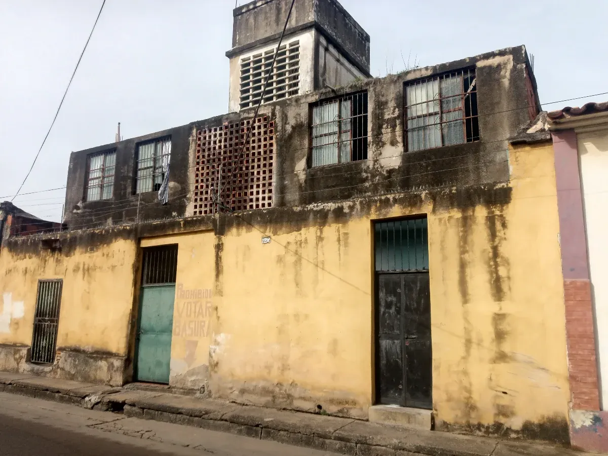 Vendo edificio de dos pisos con 34 habitaciones tipo hotel todas con baño para restaurar  - 4