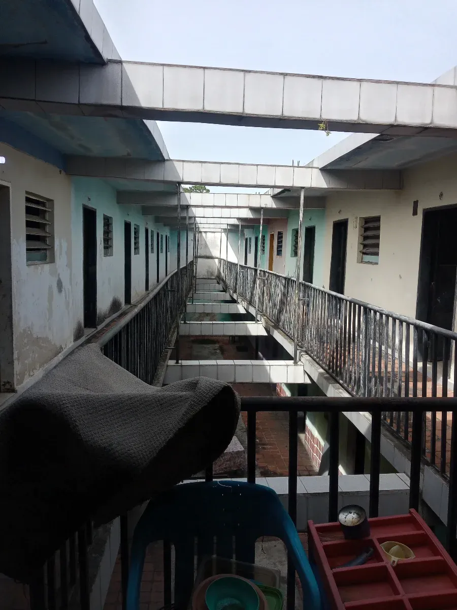 Vendo edificio de dos pisos con 34 habitaciones tipo hotel todas con baño para restaurar  - 6