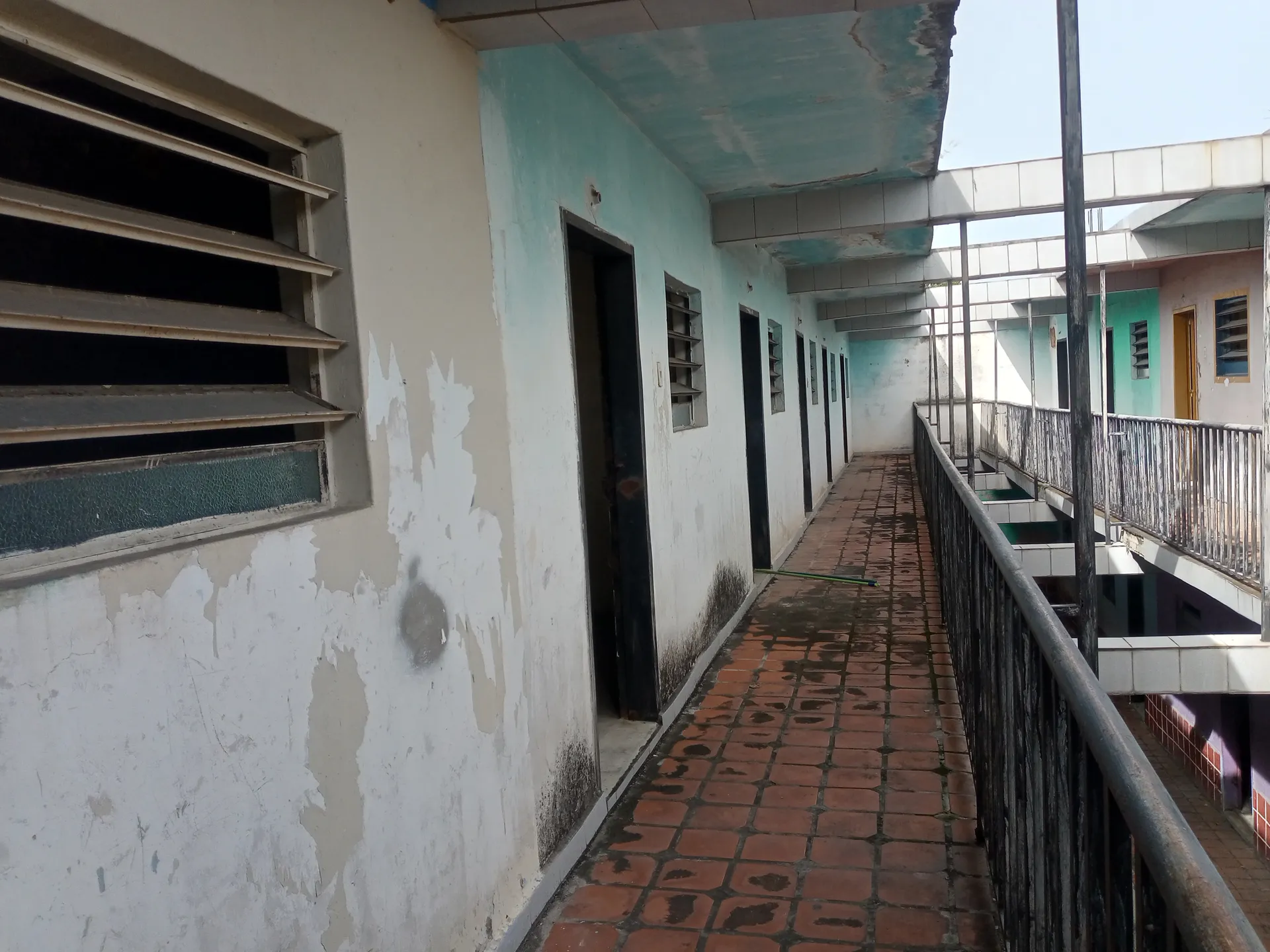 Vendo edificio de dos pisos con 34 habitaciones tipo hotel todas con baño para restaurar  - 9