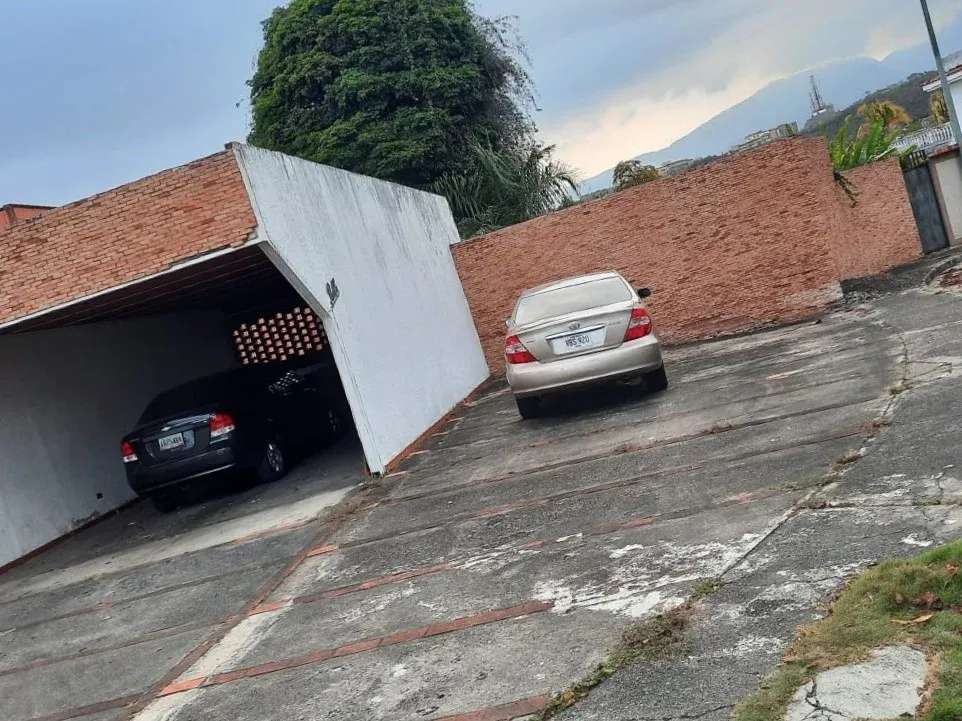 GRAN OPORTUNIDAD VENDO TERRENO DE 1.522 m2. EN CALLE CERRADA CON VIGILANCIA EN CUMBRES DE CURUMO - 4