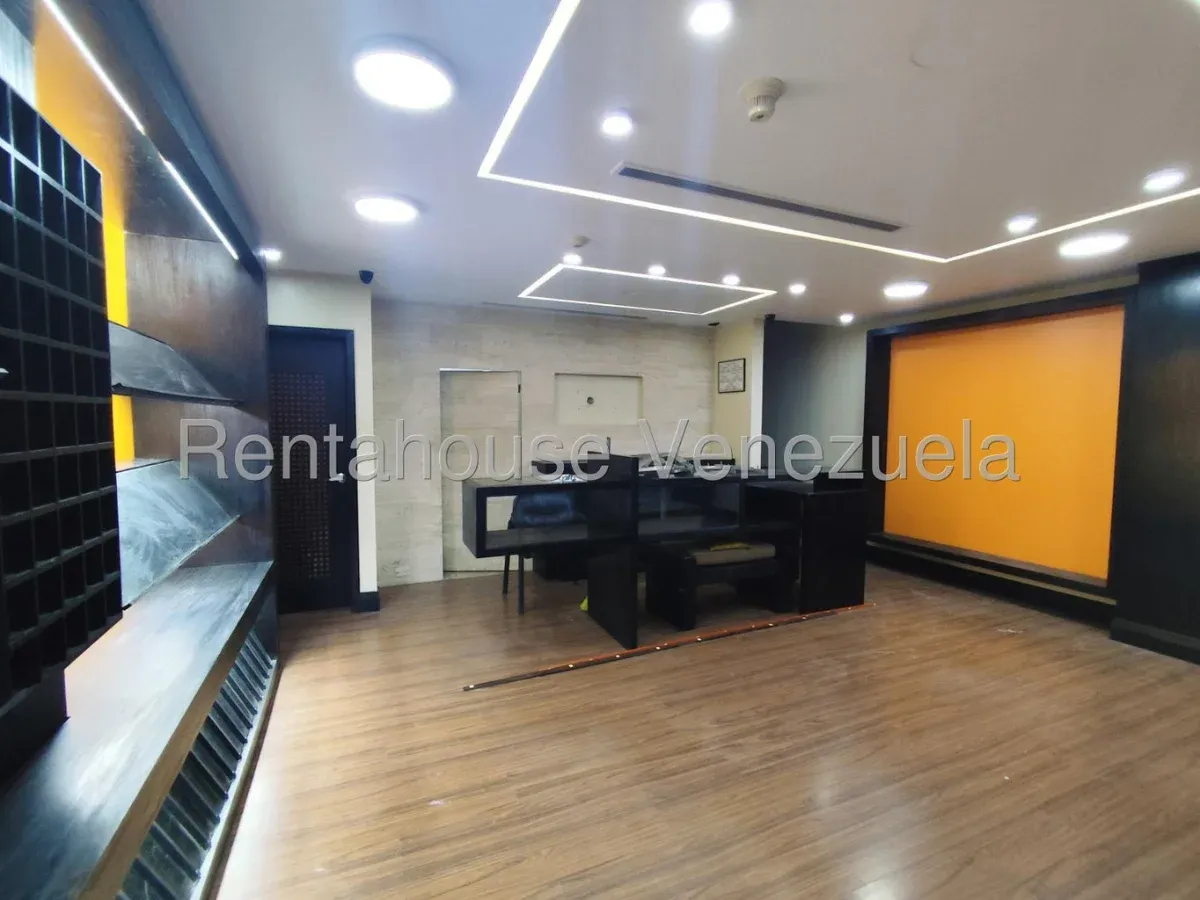 Amplio Local De Dos Platas En ALQUILER En El Sector El Milagro MLS #25-13702 - 10