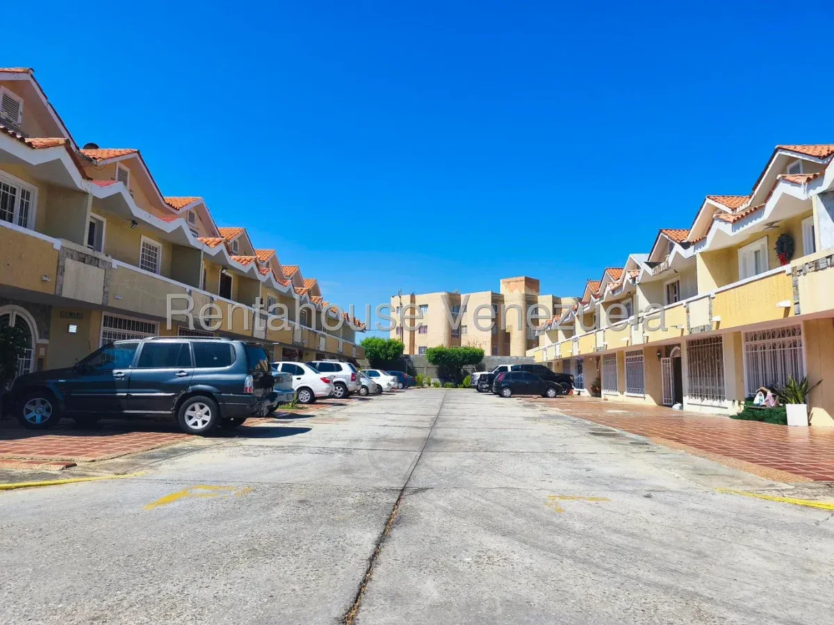 Bello Town-House En VENTA En La Av. Milagro Norte MLS #26-11389 - 2