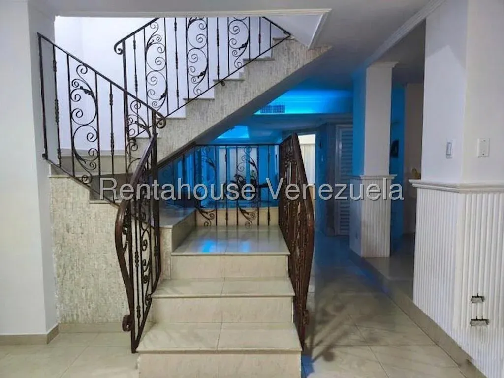 Bello Town-House En VENTA En La Av. Milagro Norte MLS #26-11389 - 14