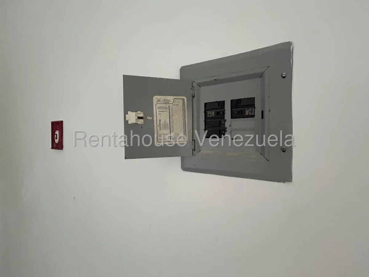 Amplio Local Comercial En Semi Gris En Alquiler La Av. Milagro Norte MLS #26-20563 - 5