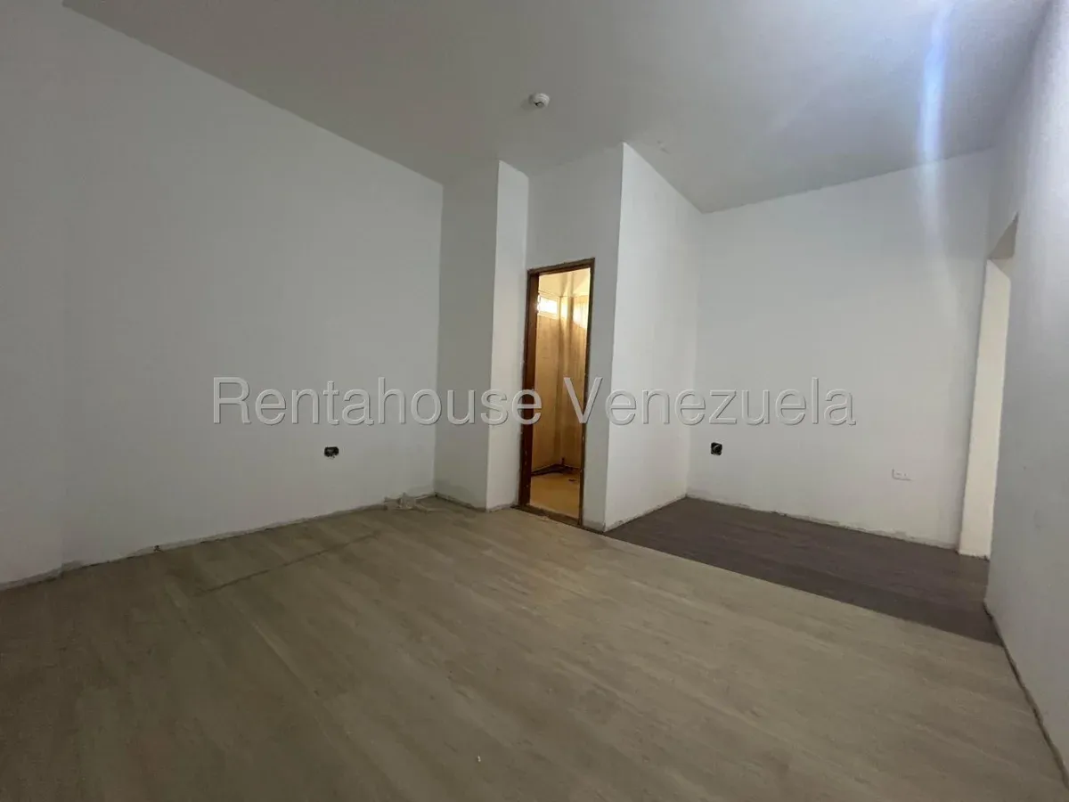 Amplio Local Comercial En Semi Gris En Alquiler La Av. Milagro Norte MLS #26-20563 - 14