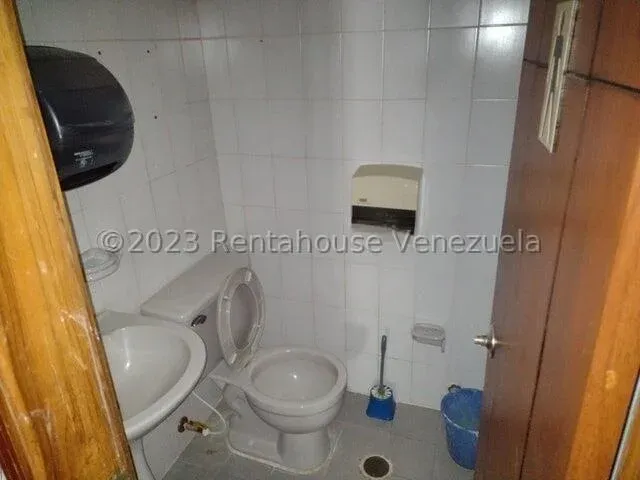 Amplio Local Comercial En ALQUILER En 5 De Julio MLS #24-4231  - 9