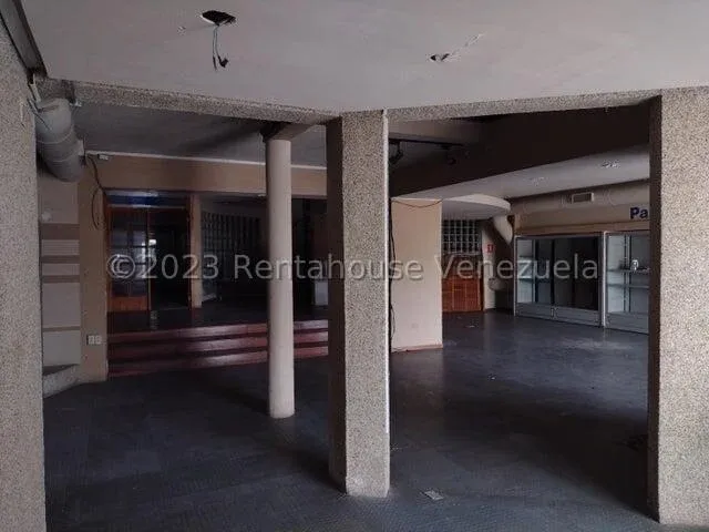 Amplio Local Comercial En ALQUILER En 5 De Julio MLS #24-4231  - 12
