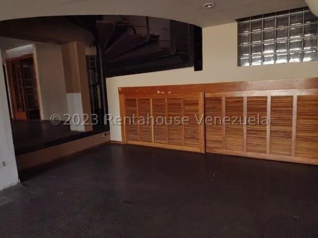 Amplio Local Comercial En ALQUILER En 5 De Julio MLS #24-4231  - 15