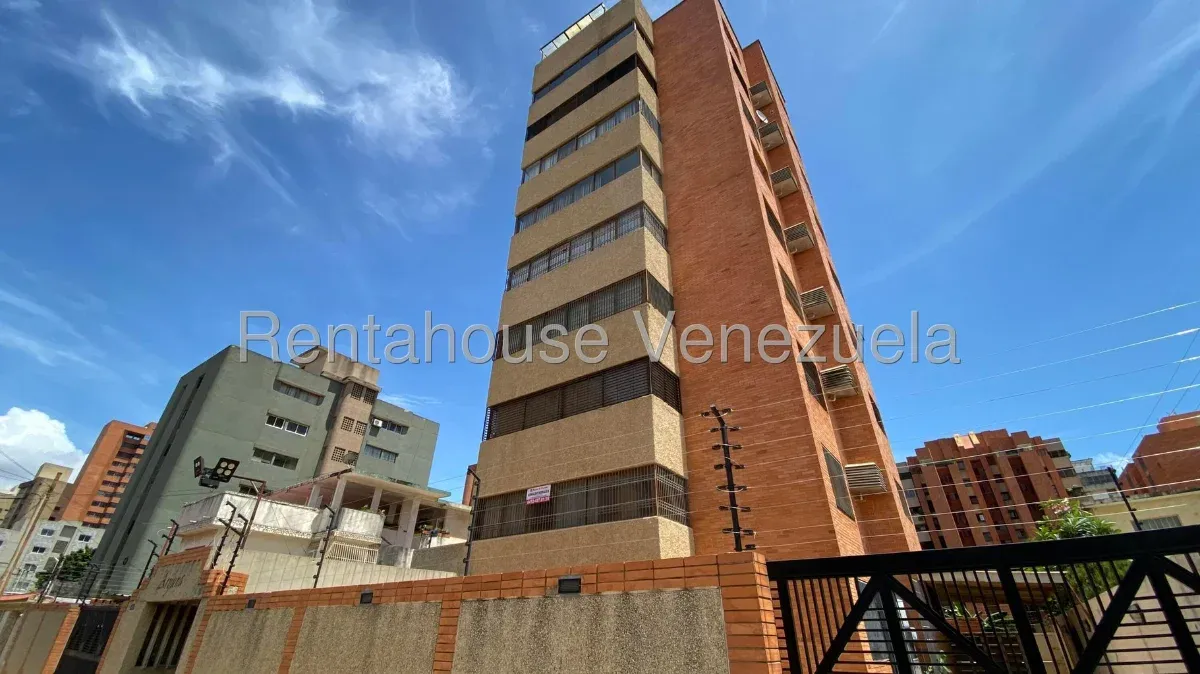 Apartamento En Venta En El Sector La Lago MLS #25-22112