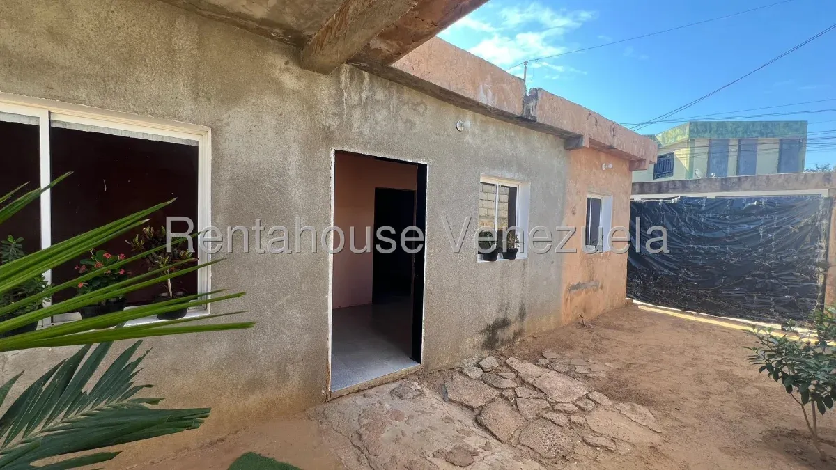 Casa En Semi-Gris En VENTA, Sector Los Modines MLS #26-16327 - 2