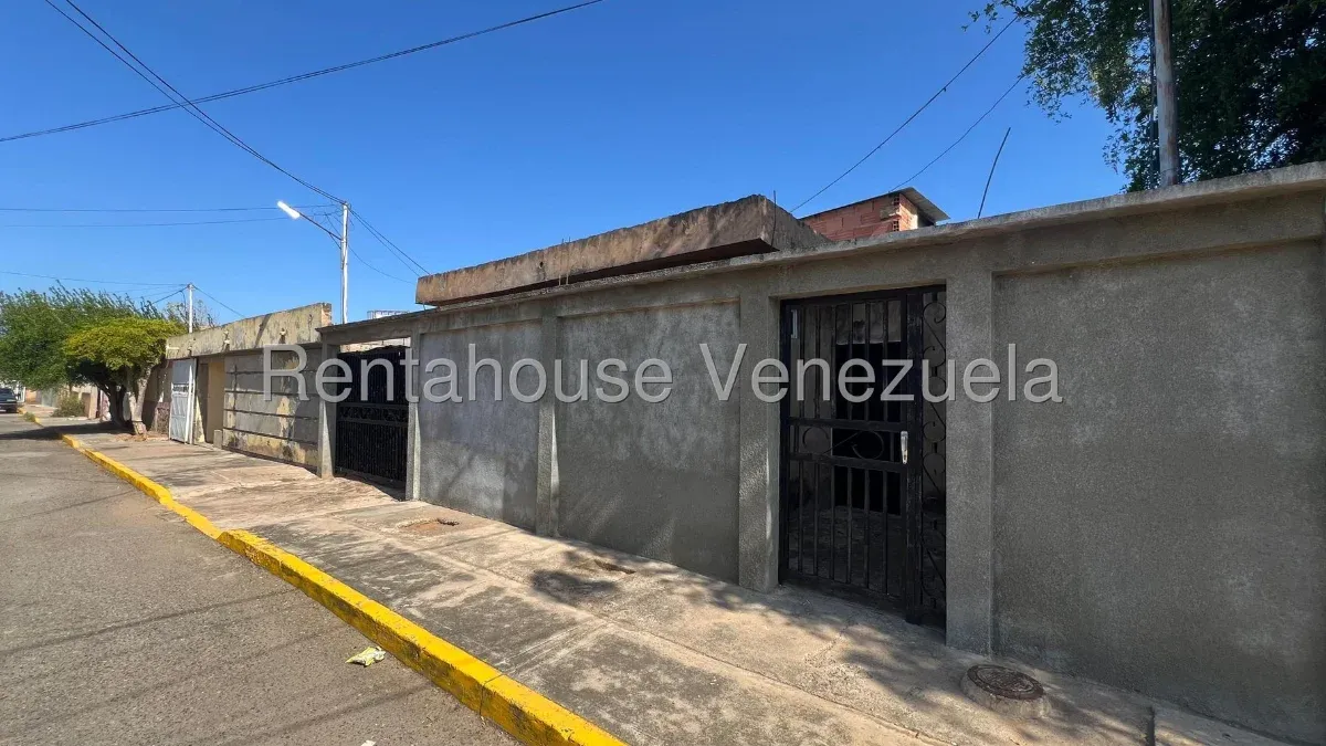 Casa En Semi-Gris En VENTA, Sector Los Modines MLS #26-16327