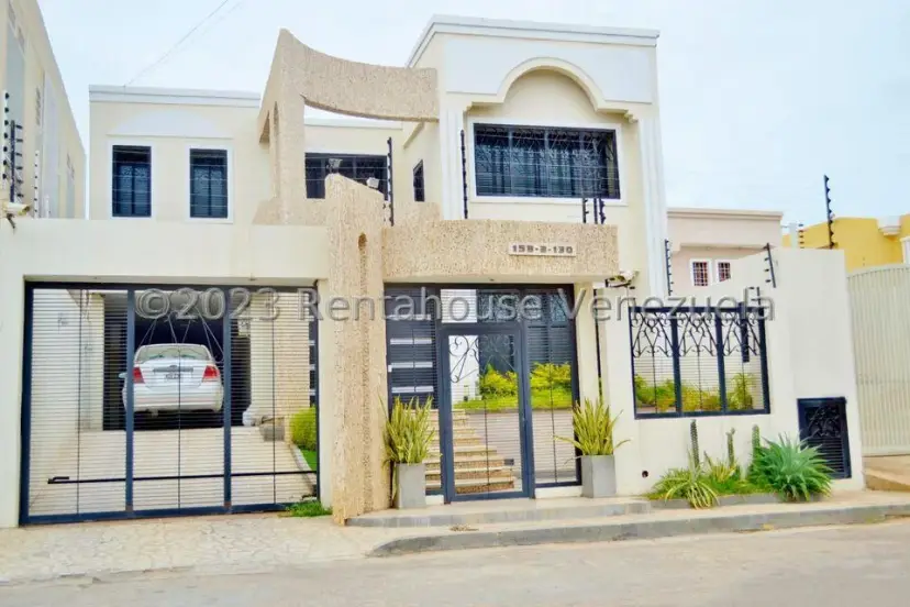 Impresionante Townhouse amoblado con reformas de lujo en Lago Mar Beach