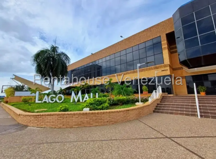 Local comercial de doble nivel con diseño moderno en Avenida El Milagro