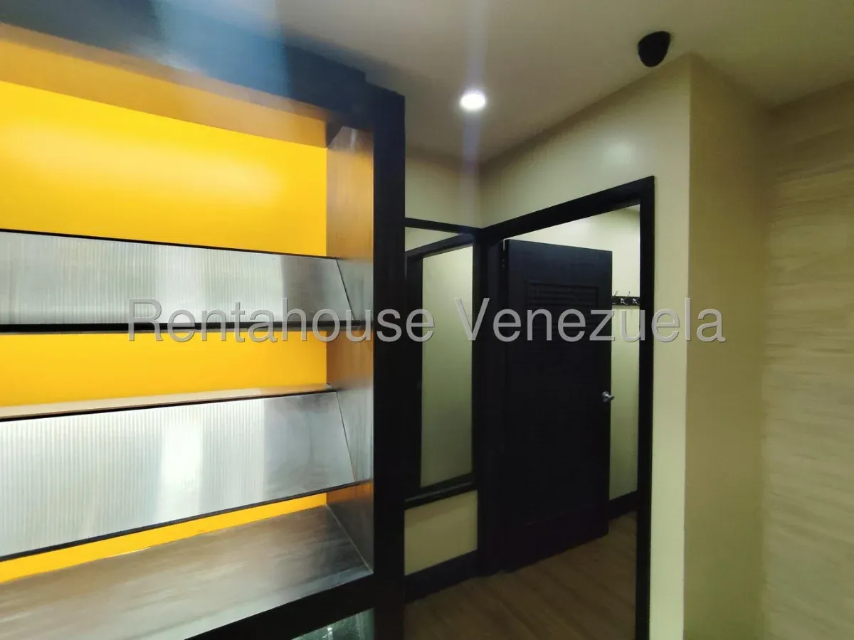 Local comercial de doble nivel con diseño moderno en Avenida El Milagro  - 9