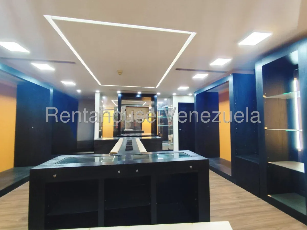 Local comercial de doble nivel con diseño moderno en Avenida El Milagro  - 14
