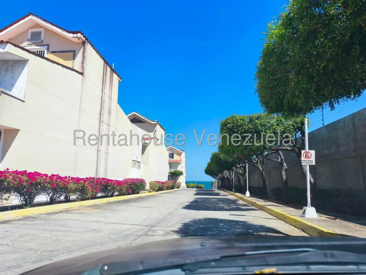 Bello TownHouse En Venta En Av. El Milagro - 6