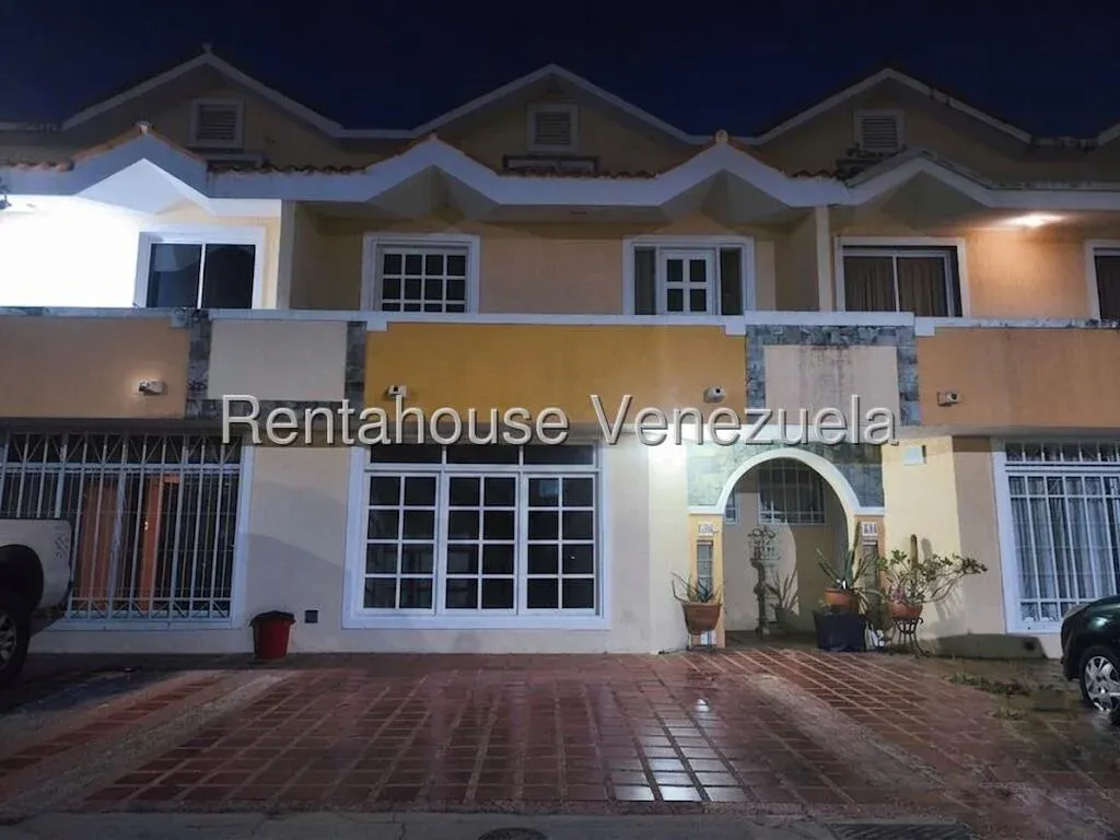 Bello TownHouse En Venta En Av. El Milagro