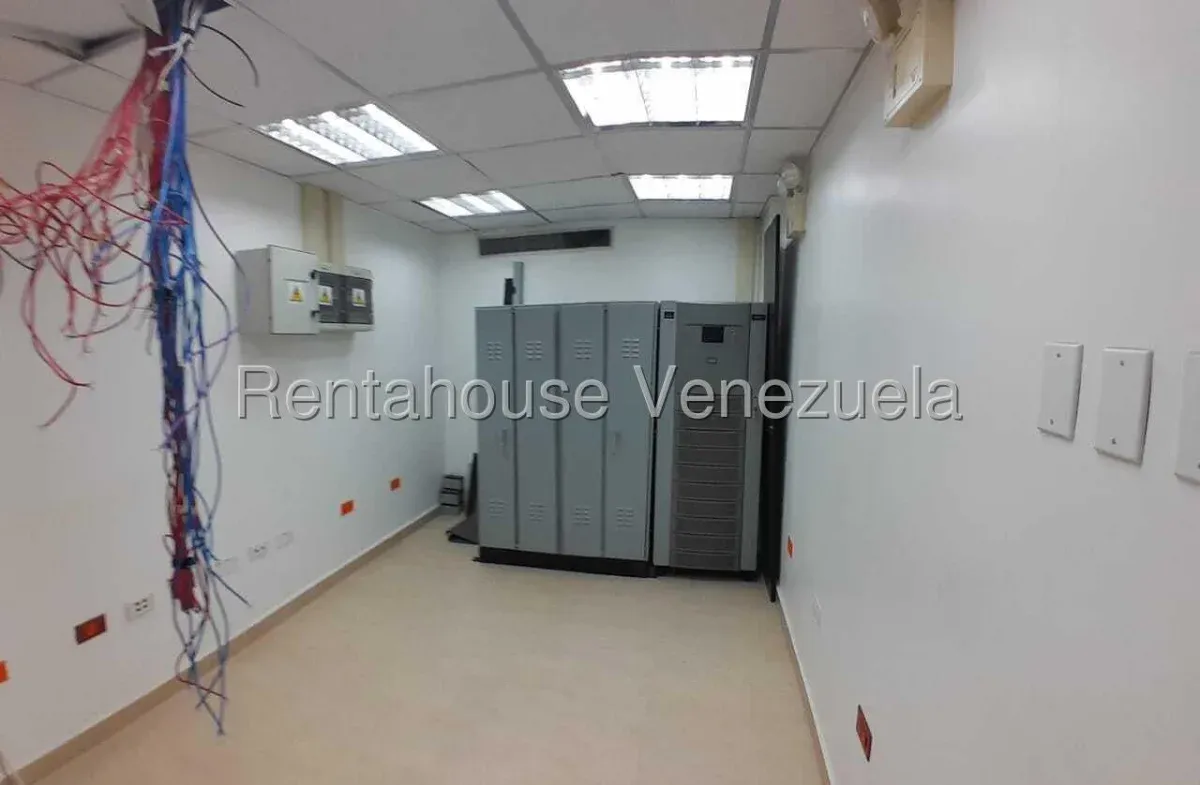 Amplia Oficina Amoblada En ALQUILER En 5 de Julio - 6