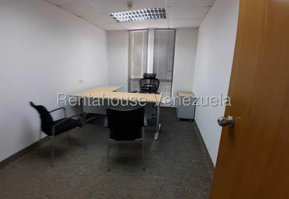 Amplia Oficina Amoblada En ALQUILER En 5 de Julio - 10