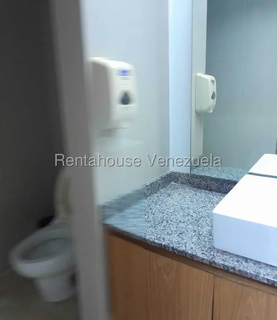 Amplia Oficina Amoblada En ALQUILER En 5 de Julio - 13