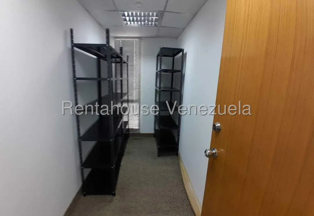 Amplia Oficina Amoblada En ALQUILER En 5 de Julio - 17